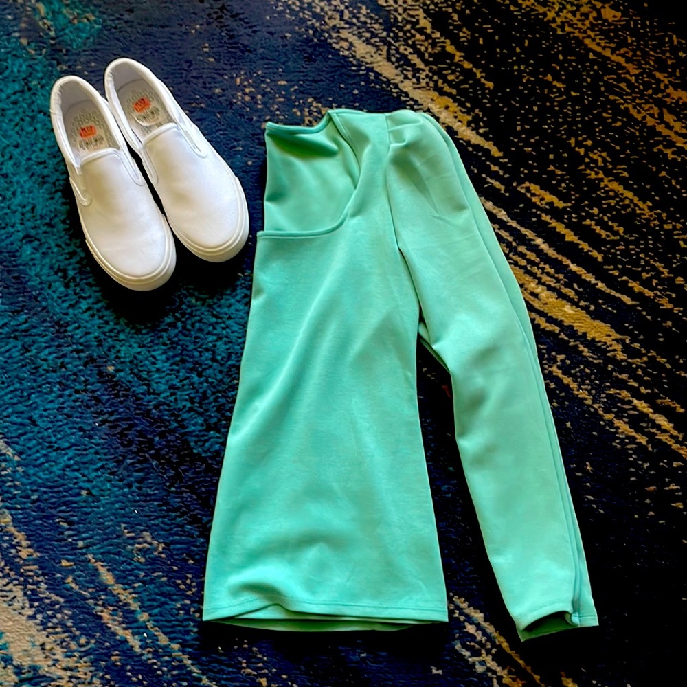 Never Worn Teal Puffy Top Size M